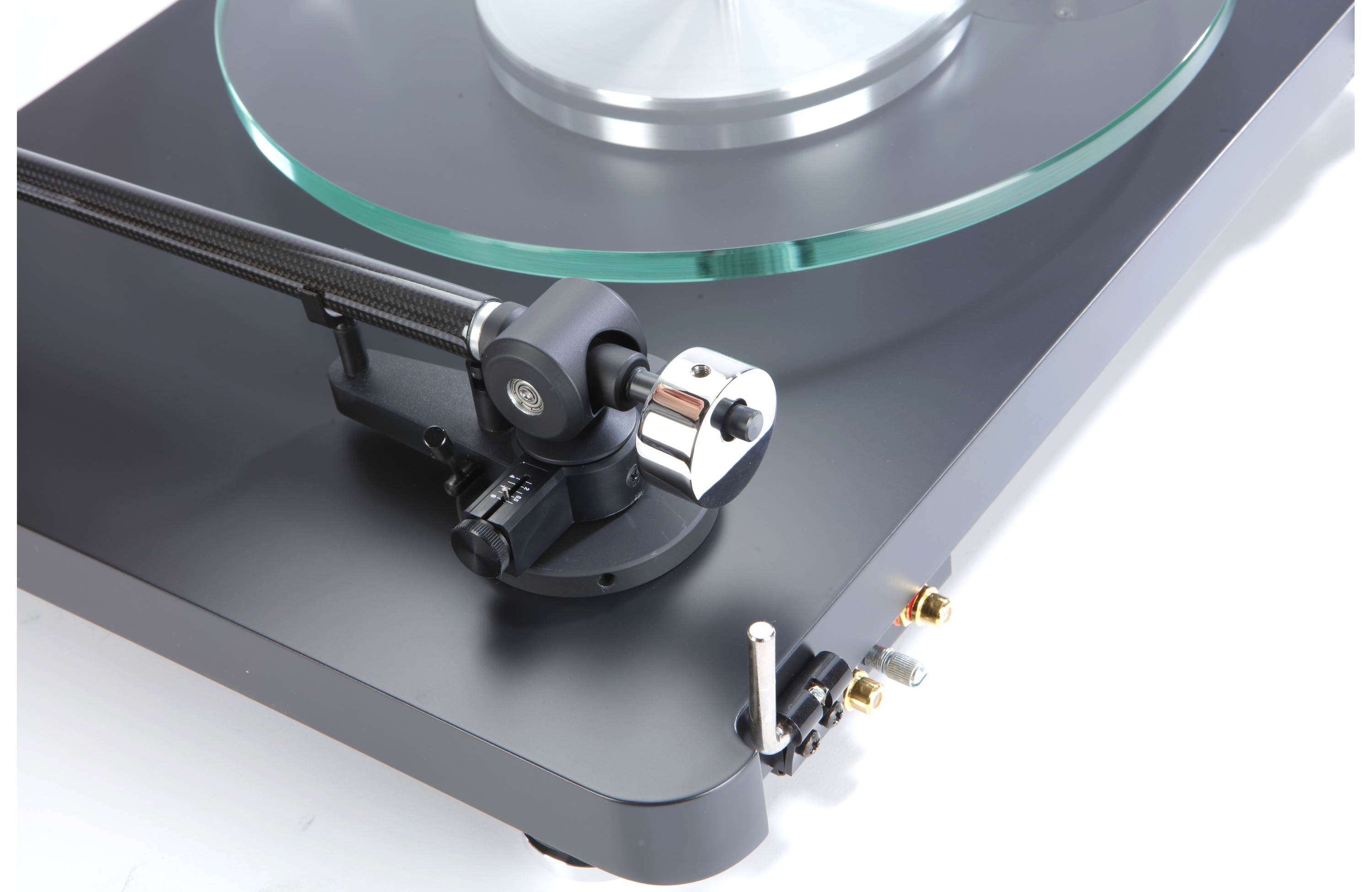 NAD C 588 Manual belt-drive turntable with factory-installed moving magnet  phono cartridge